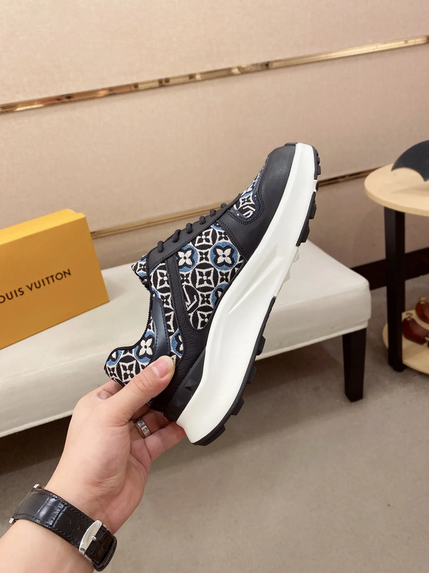 Men's shoes💰 462💰louis vuitton (Louis Vuitton/lv)🔍🔍The new counters are on sale at the same time. The uppers are imported from Italy. ️Re-engraved🇮🇹💪💪, ⚠Sole: The original sole is specially provided by the original factory, the exclusive movable molded sole is super comfortable, ⚠Original factory follow-up goods, 🔍🔍high quality, you can go in and out of the counter at will, welcome to compare⚠. Code number: 38-44 (45/46 customized, non-refundable)